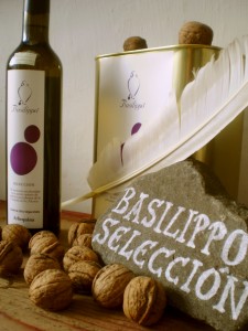 Basilippo Selección Arbequina – A sevillai szellő. Lágy almás-diós íz, 100% arbequina, 0,2º savtartalom. 0,5 l üveg 2.900.- Basilippo Selección Arbequina – A sevillai szellő. Lágy almás-diós íz, 100% arbequina, 0,2º savtartalom. 0,5 l üveg 2.900.-