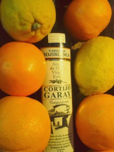 Cortijo Garay Hojiblanca – A „mosolygós” olaj. Vajas, tejszínes, édes. 100% hojiblanca, 0,2º savtartalom. 2 l PET 4.900.- / 3 l fémkanna 7.500.- / 0,5 l üveg 2.600.- Cortijo Garay Hojiblanca – A „mosolygós” olaj. Vajas, tejszínes, édes. 100% hojiblanca, 0,2º savtartalom. 2 l PET 4.900.- / 3 l fémkanna 7.500.- / 0,5 l üveg 2.600.-