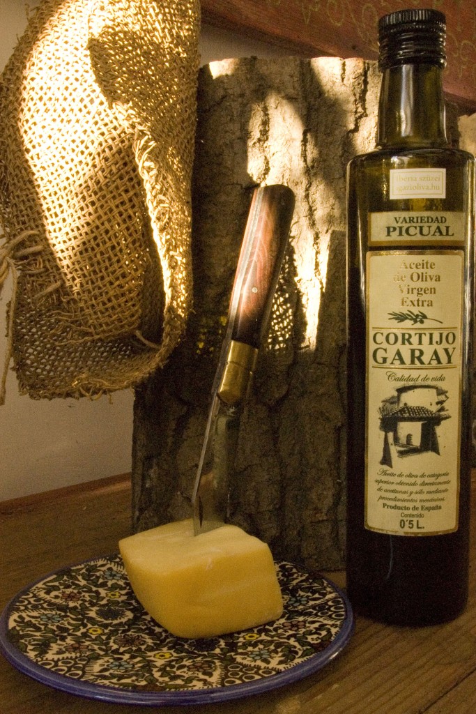 Cortijo Garay Picual – A szelíd picual. Főzéstől a salátáig. 100% picual, 0,2º savtartalom. 2 l PET 4.900.- (tavalyi szüret 4.600.-) / 3 l fémkanna 7.500.- / 0,5 l üveg 2.600.- Cortijo Garay Picual – A szelíd picual. Főzéstől a salátáig. 100% picual, 0,2º savtartalom. 2 l PET 4.900.- (tavalyi szüret 4.600.-) / 3 l fémkanna 7.500.- / 0,5 l üveg 2.600.-