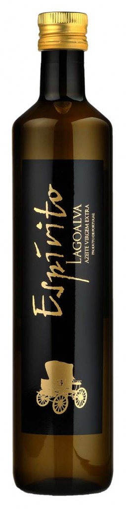 Espírito Lagoalva – A csendes portugál. Barátkozós, szelíd ízű, szűretlen házasítás (arbequina, arbosana), 0,2º savtartalom. 0,75 l sötétített PET 2.900.-