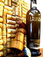 Quinta da Lagoalva – Az olasz portugál. Olasz fajtákból készült, mégis portugál karakterű, könnyed, enyhén gyümölcsös, szűretlen házasítás (frantoio, moraiolo), 0,2º savtartalom. 0,5 l üveg 2.600.- / 3 l PET 7.500.- (2.500.-/l) / 5 l PET 10.500.- (2.100.-/l)