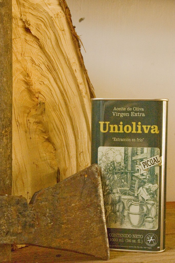 Unioliva – Sallangok nélküli andalúz szűz a hétköznapokra. Karakteres zöld íz, 100% picual, 0,4º savtartalom. 1 l PET 1.900.-, 1 l fémkanna 2.000.- Unioliva – Sallangok nélküli andalúz szűz a hétköznapokra. Karakteres zöld íz, 100% picual, 0,4º savtartalom. 1 l PET 1.900.-, 1 l fémkanna 2.000.-
