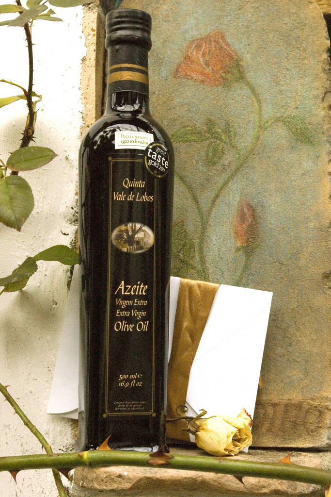 Quinta Vale de Lobos – Az első szerelem. Díjnyertes házasítás (arbequina, cobrançosa, galega), 0,1º savtartalom. 0,5 l üveg 2.900.- / Kitchen Blend (cobrançosa, arbequina), 0,2º savtartalom. 2 l PET 4.900.- Quinta Vale de Lobos – Az első szerelem. Díjnyertes házasítás (arbequina, cobrançosa, galega), 0,1º savtartalom. 0,5 l üveg 2.900.- / Kitchen Blend (cobrançosa, arbequina), 0,2º savtartalom. 2 l PET 4.900.-