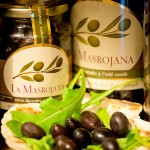 La Masrojana aragóniai fekete olajbogyó. Intenzív, sós-fermentált, aszalt meggyes íz és extra omlós belső. 220 g 900.- / 400 g 1.600.-